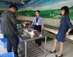 文山市開展餐飲具集中消毒服務(wù)專項檢查，為60年州慶保駕護(hù)航
